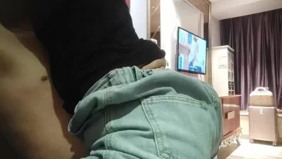 泡良神作 穿着牛仔裤的阿姨背着老公来赴约 已经一两个月没做爱今晚达到