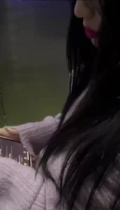 凌晨5点去女孩家，电梯里面就威胁我说她睡不着今晚也不让我睡了