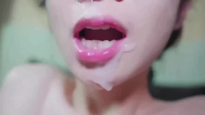 这对奶子看着就让人发傻，湿润的白虎逼包裹着鸡巴，让人压根顶不住啊！