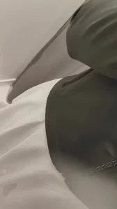 在商场试衣间，隔壁有人，一时没忍住，把老婆内射了